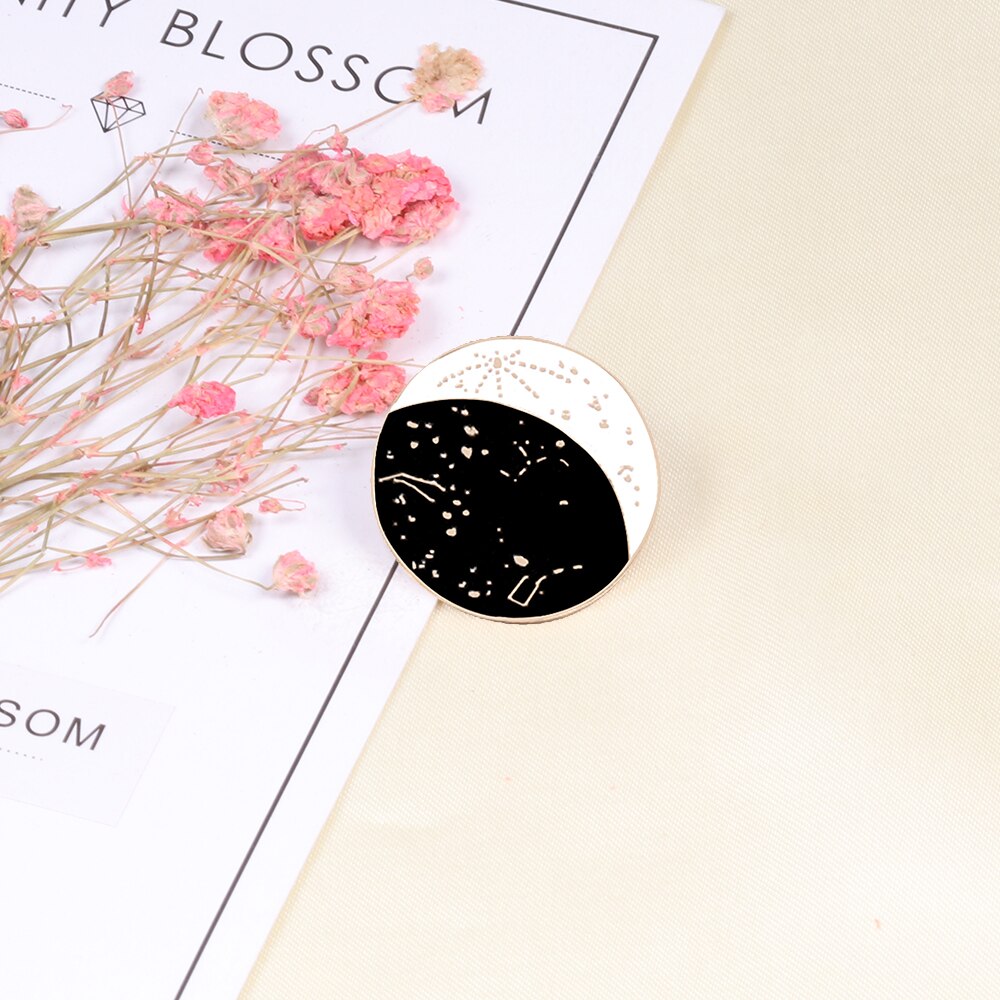 Pin chino Ying Yang Tai Chi negro y blanco, broche redondo, accesorios Vintage, de Metal, alfileres de solapa geniales para mujer, insignia para niños: Round