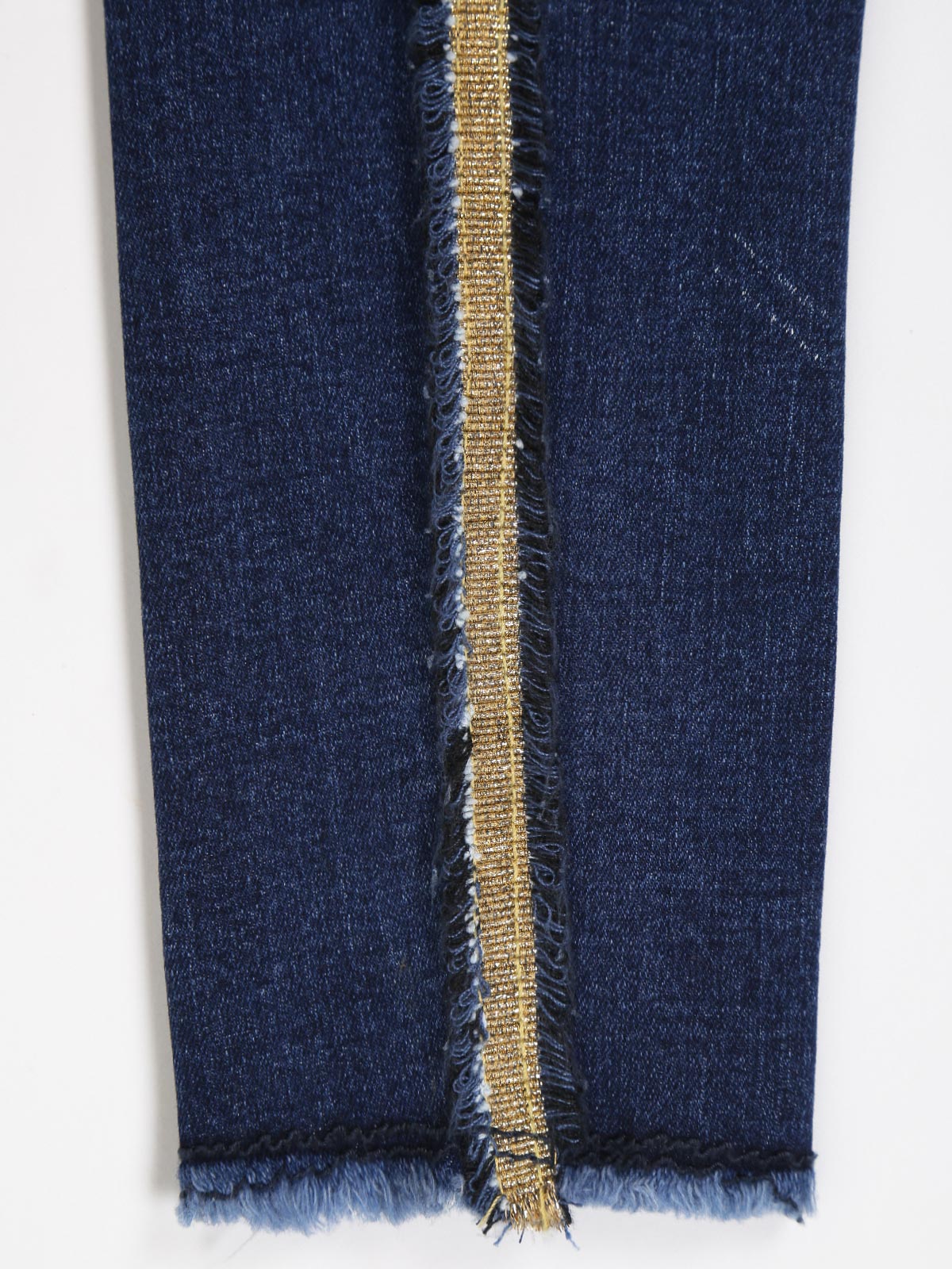 Vaqueros deshilachados con rayas laterales