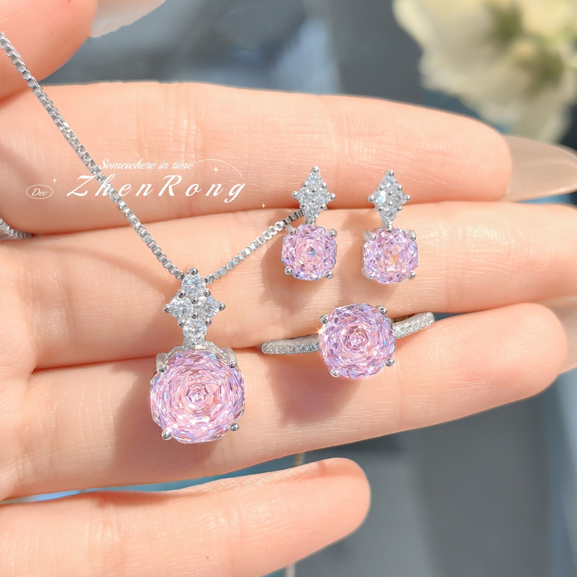 Prachtige rozenbloemvormige hangers met paarse zirkonia, oorbellen, zilverkleurige ringen en sieradensets voor vrouwen.: Antiek koper verguld