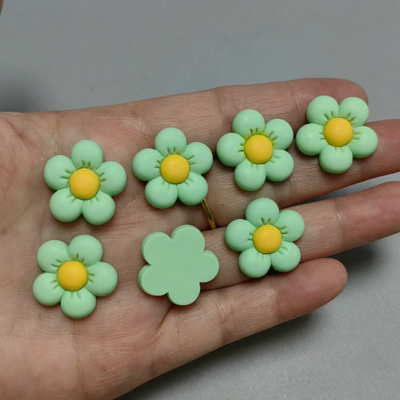 10 Uds. De resina fresca, flor colorida, accesorios de pegamento en crema DIY, hebilla de zapato hecha a mano, Clip para el pelo, decoración de funda de teléfono, dijes artesanales: Azul cielo