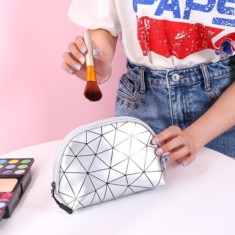 7 tums bärbar kosmetisk väska för kvinnor, multifunktionell förvaringsväska, reseväska, glänsande triangelmönster: Silver-