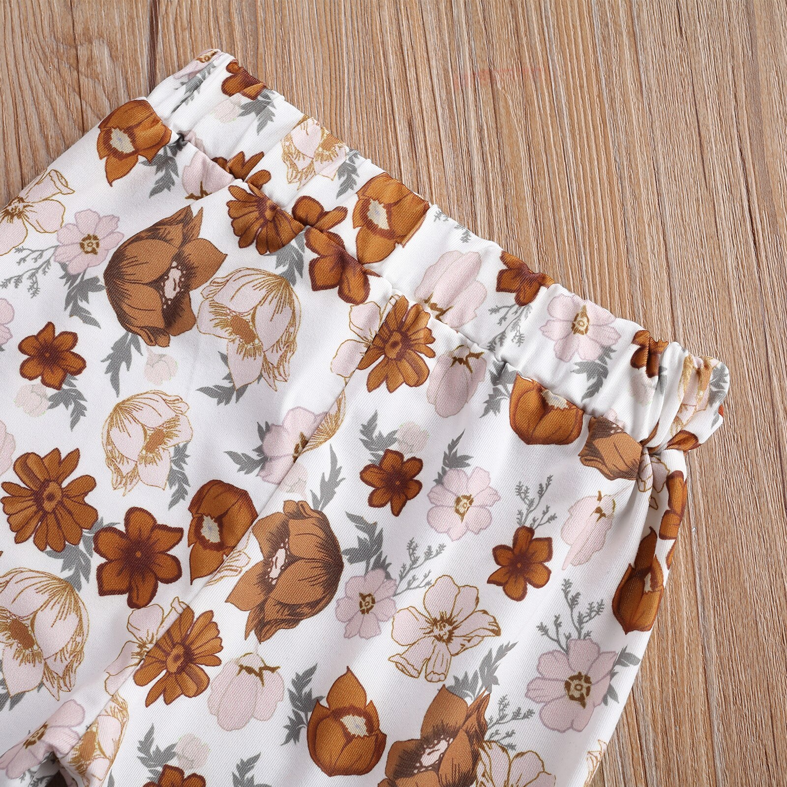 Traje de pantalón de manga larga para niña, camiseta de cuello redondo con estampado de letras únicas y pantalones elásticos florales de trompeta