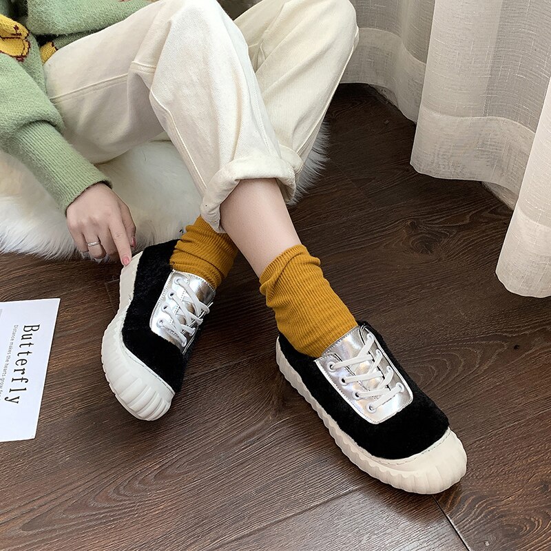 Zapatos peludos femeninos Otoño e Invierno pelo de cordero color plano a juego zapatos deportivos de encaje zapatos casuales de galleta marea