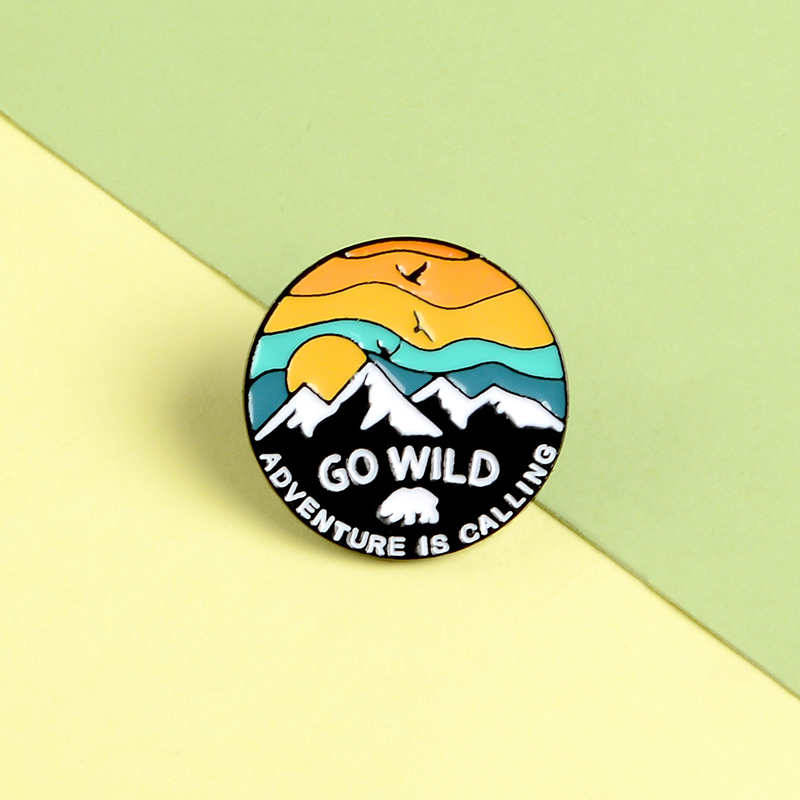 WILDE GAAN Emaille Pin Custom Adventure is Bellen Broches Rugzak Kleding Revers Pin Outdoor Badge Sieraden Cadeau voor Kinderen Vrienden