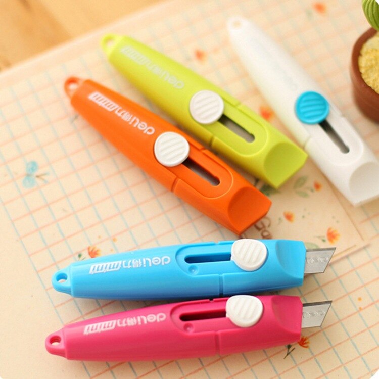 5 stk godterifarge mini nydelig multifunksjonell kunstkniv, og praktisk blyant tapetkniv, husholdningsprodukter