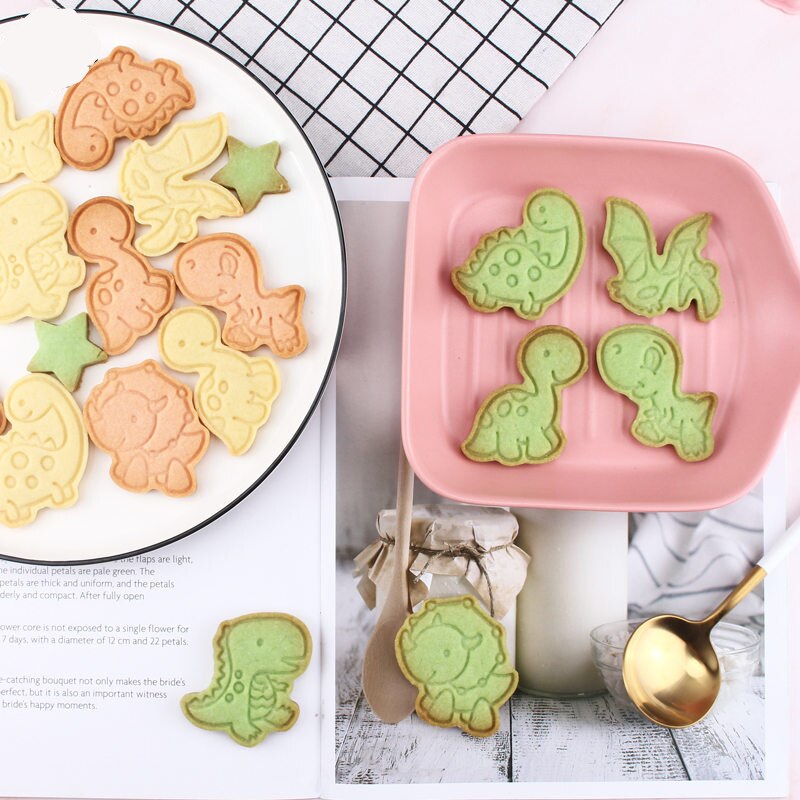 6 stk / sett dinosaurform cookie kuttere plast 3d tegneserie trykkbar kjeksform cookie stempel kjøkken bakverk bakeware