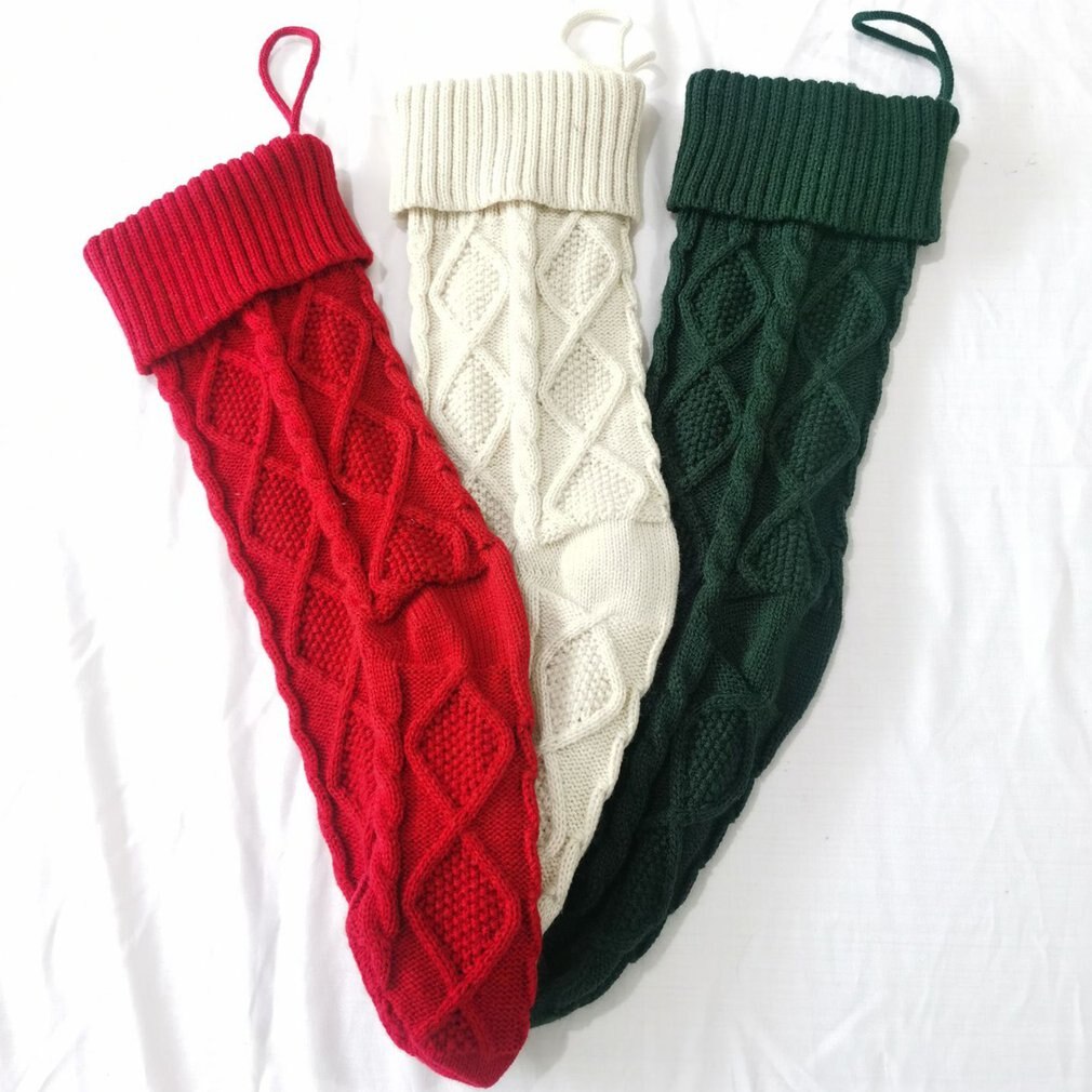 Gestrickte weihnachtsstrümpfe, socken, süßigkeitentüten, weihnachtsdekorationen für zuhause, weihnachtsbaumschmuck, weihnachtsschmuck