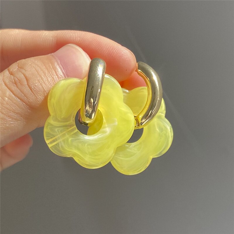 Retro Daisy Flower Resin Earrings Minimal Jewelry Neon Hollow Flower Blossom Acrylic Hoop Earrings Flower-shaped Resin Acetate: green yellow