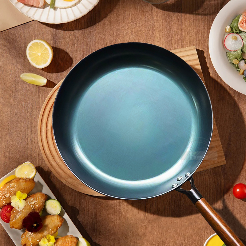 Flat stekepanne kinesisk tradisjonell jernpanne med trehåndtak ikke-belagt wok non-stick kokepanne for gass og induksjon