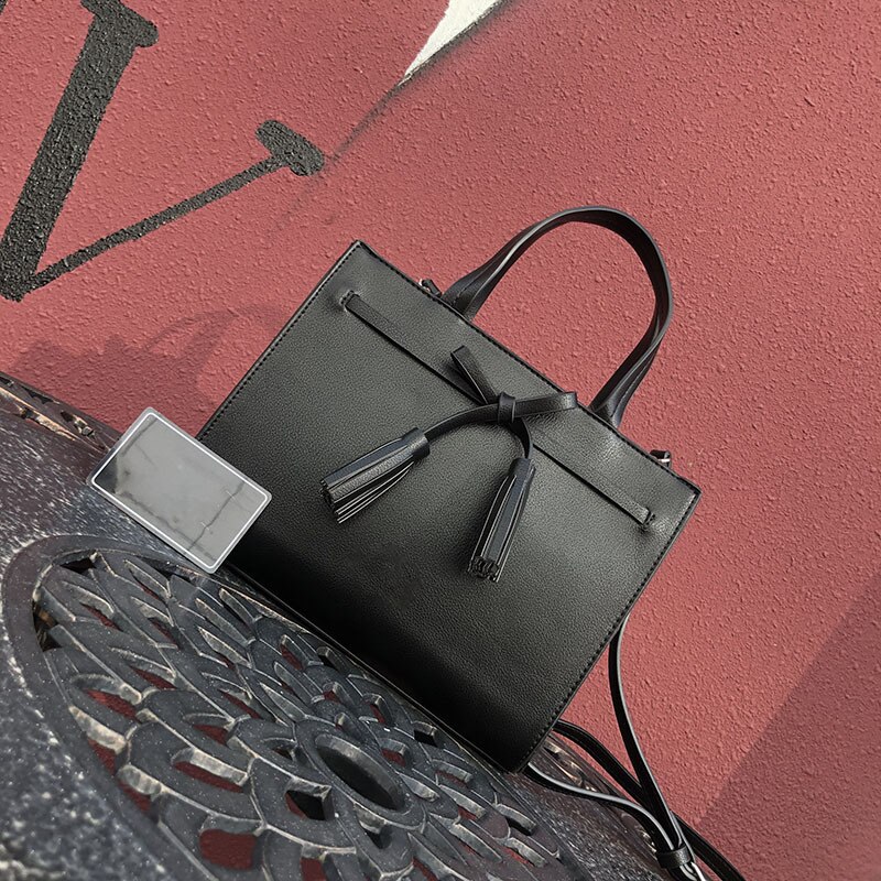 Gaohe europeu e americano bolsa de comércio exterior bolsa feminina outono e inverno nova fronteira bolsa borla arco pequeno quadrado ba: Black