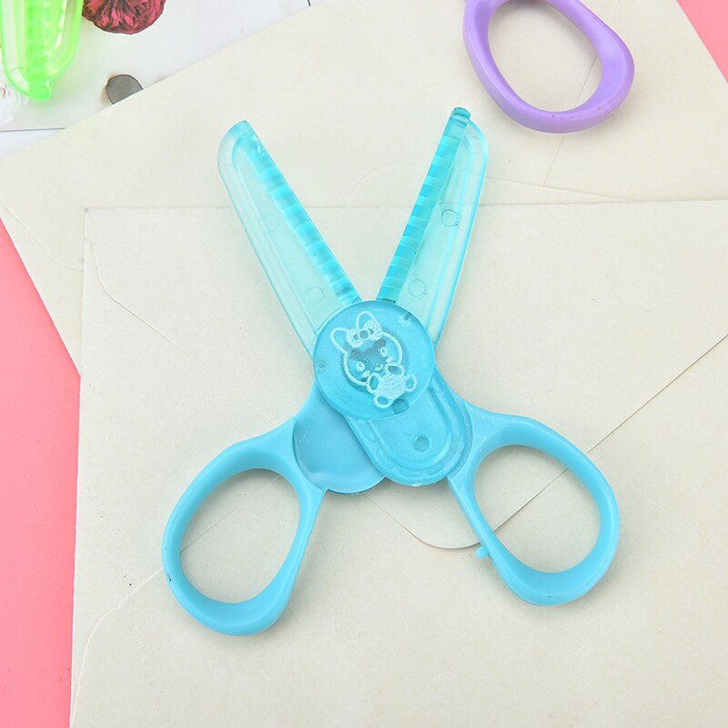 Gelegentliche Farbe Schere Kunststoff Kleine Schere freundlicher Grundschüler Hand Papier Schneiden Werkzeuge Größe 10.5*2cm
