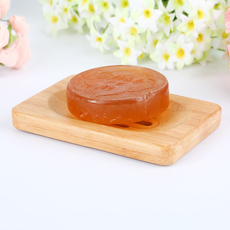 Houten zeeprek, lekkage van een schaal met houten zeeprek, lekkende badkameropbergrek, zeepschaal, houten opbergrek