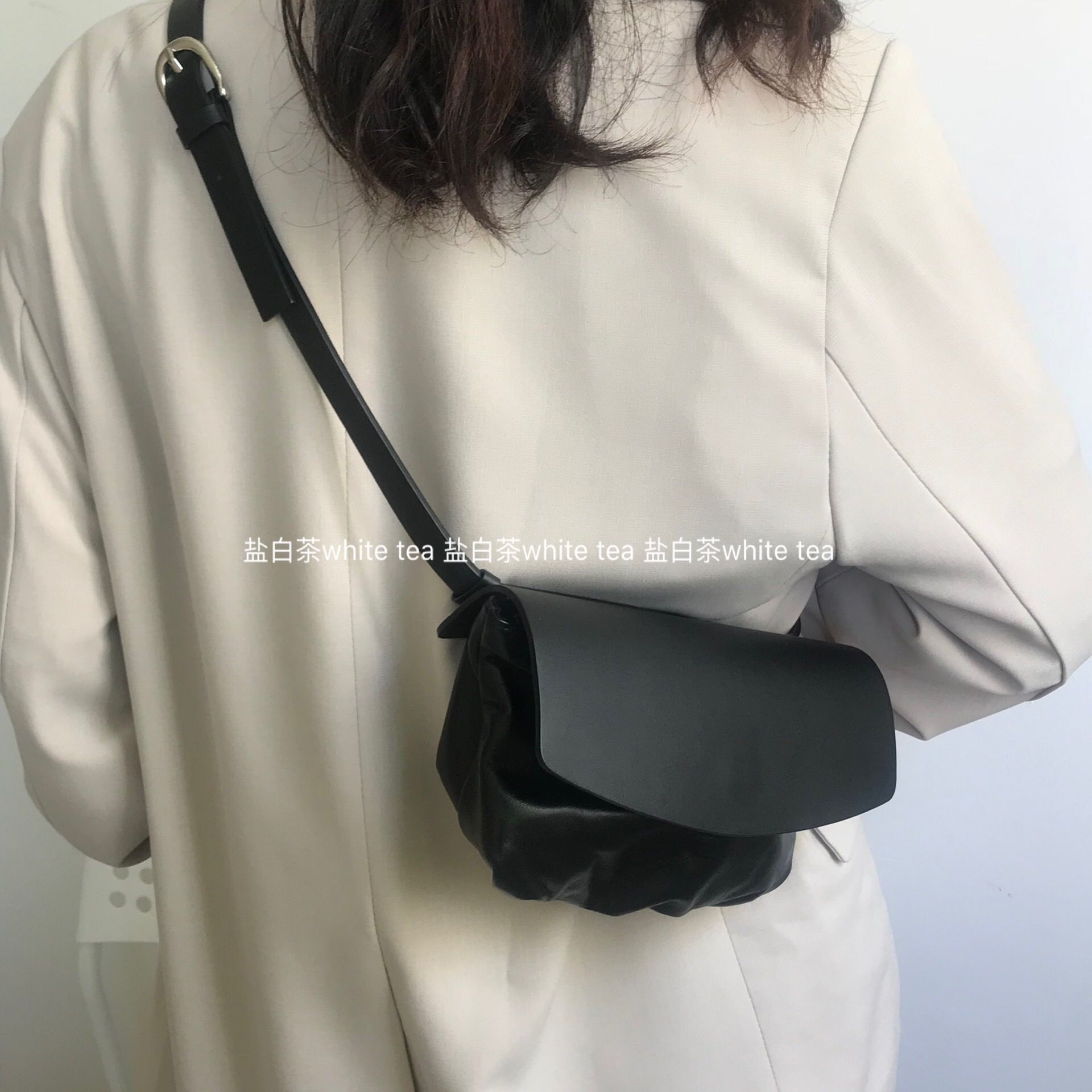 Women's bag Korean version versatile celebrity small satchel women's shoulder slung chest bag solid color retro jiaozi bag