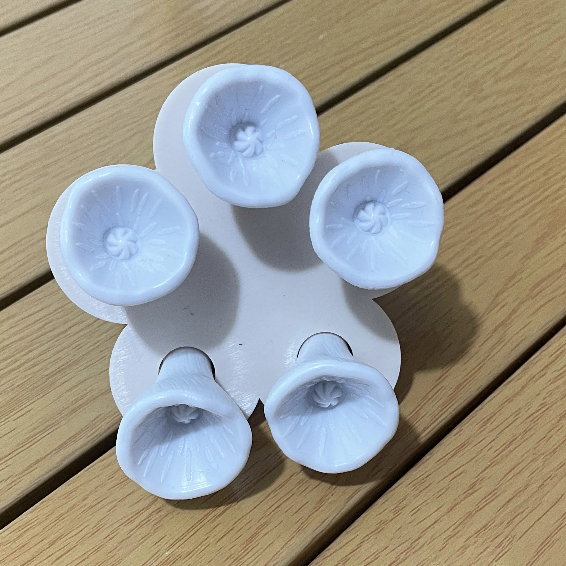 Bijen Insect Drinkbeker Bijendrinkfontein Beker Bloemvorm Bijen Water Feeder met kinderbeker en houder Hars voor bijenteelt: Lichtgrijs
