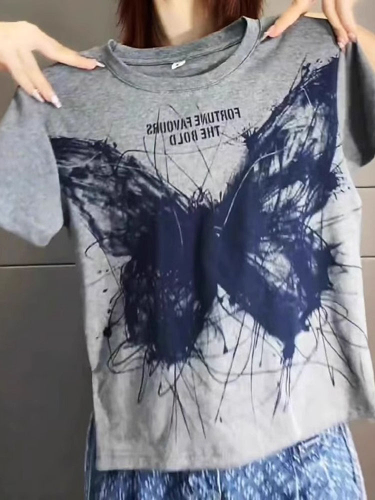 Avslappnad topp med åldersreducerande axelband, rund hals och fjärilstryck, löst bantande t-shirt med kort ärm.