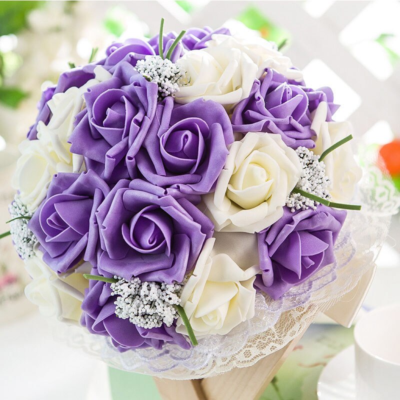 Panna młoda trzyma kwiaty, nowy nabytek romantyczny ślub kolorowy bukiet panny młodej, czerwony różowy niebieski i fioletowy bukiety ślubne \ fioletowy: purpurowy