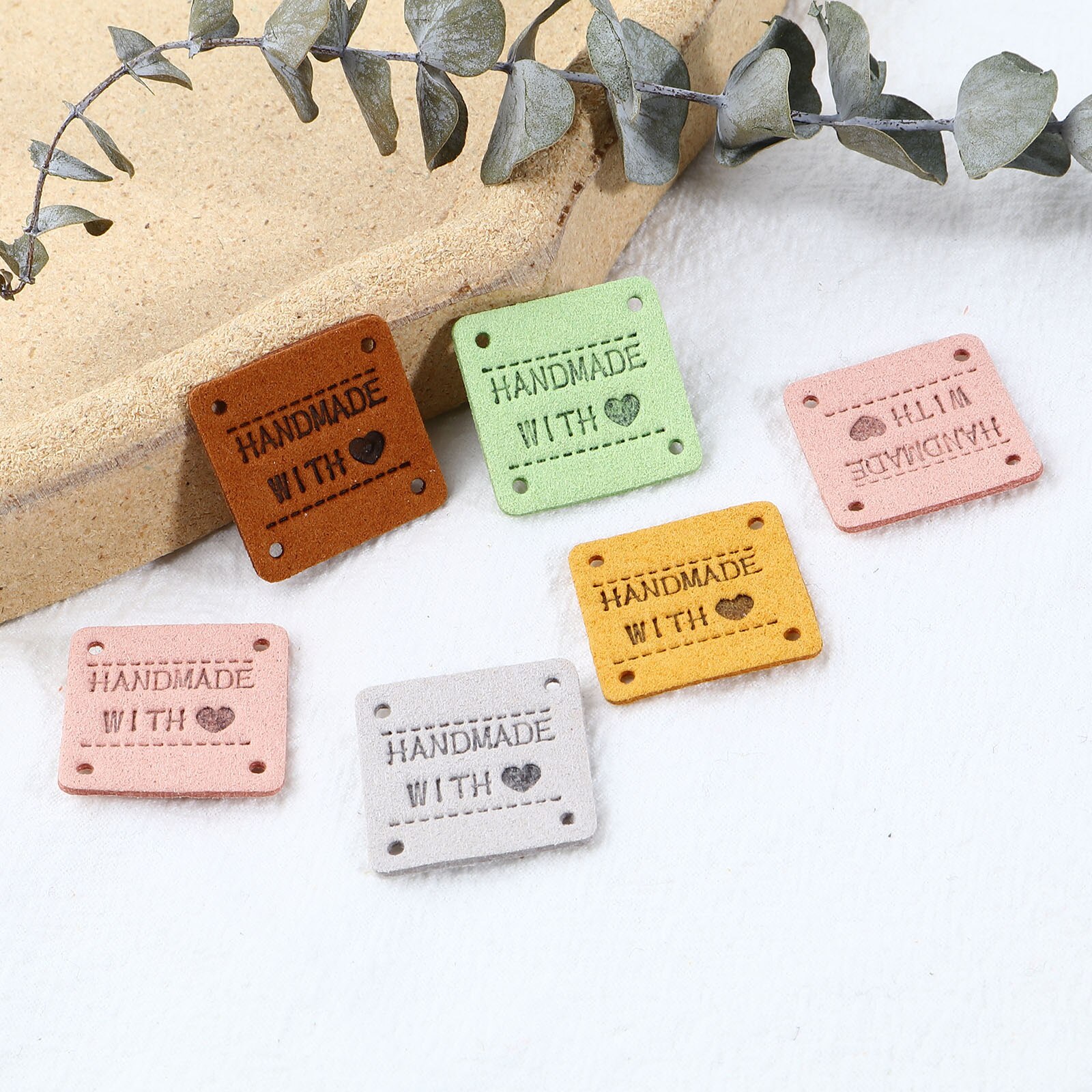 20 sztuk ręcznie wykonane z miłością odzież tłoczone etykiety sztuczny zamsz Lether etykiety tagi plac do szycia odzieży Knitting Tag 25x25mm