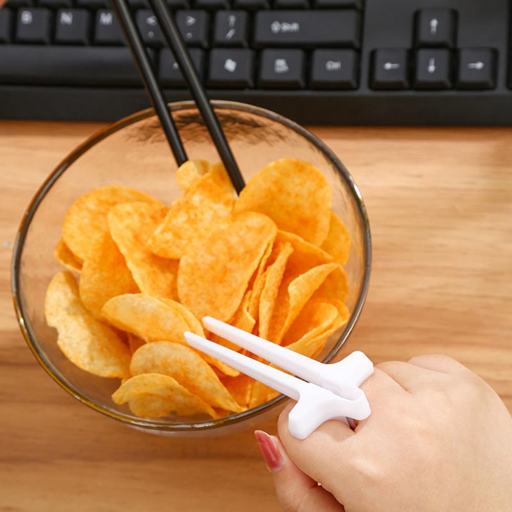 1/2/5Piece Free-Hands Snack Chopsticks Play Games Finger Chopsticks Lazy Assistant Clip Snacks Not Dirty Hand Phone Accessory