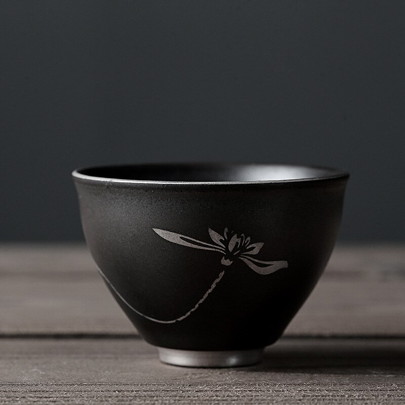 Beschrijving van een zwarte theekop van aardewerk, een zilveren retro theekopje, een zen theekopje, een middelgrote theeset met een kop en een pin-cha-bei.: Lotus geluk klein kopje