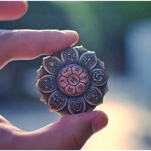 2022 Popular Mini Metal Titanium Alloy Fingertip Gyro Buddhism Modeling Two-Color Decompression Toy Trendy Artifact