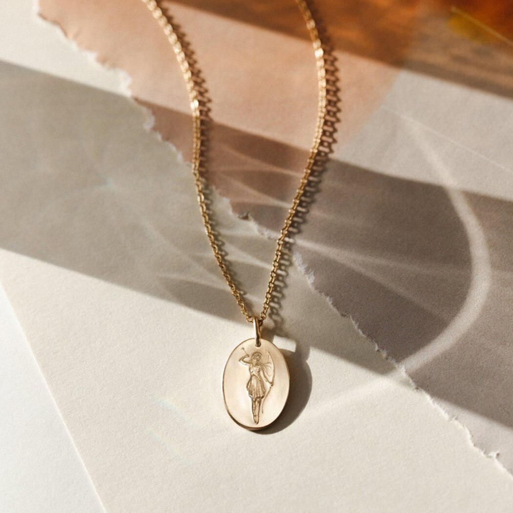 Chengxun artemis necklace for women girls collect locket pendant collarbone chain hand-embossed charm feminine necklace