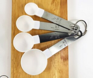 8 Pieces Plastic Measuring Cups and Spoons Set, Measure Cups with Stainless Steel Handle for Dry or Liquid Ingredient: White spoon (4pcs)
