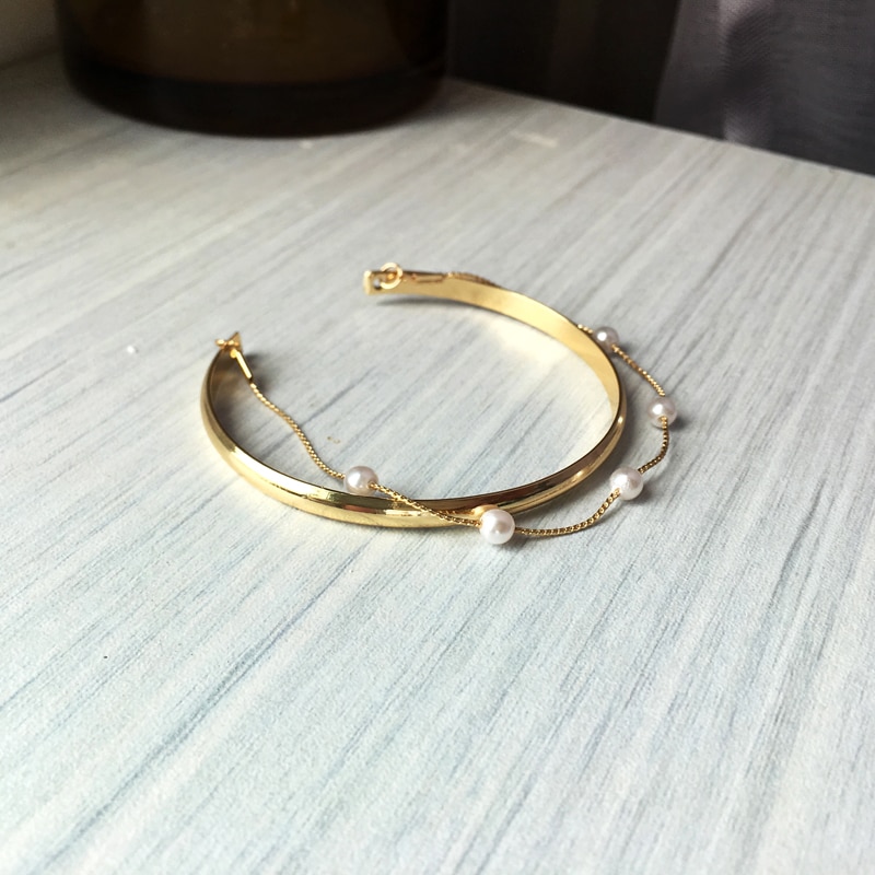 Trendiges armband aus metall, beliebter stil, goldplattiert, mit simulierten runden weißen perlen, kette für damen