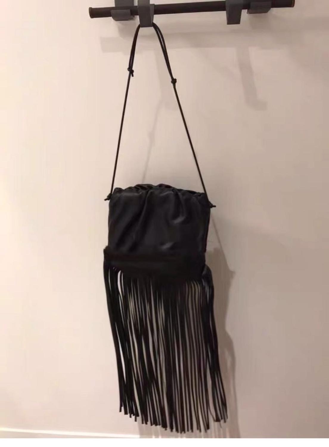 trend lang kvast kvinner pu veske veske crossbody veske kvinnelig frynset veske dame veske: Svart