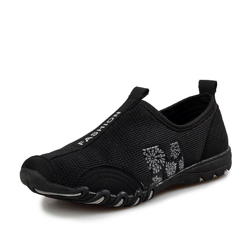 Sneakers mjuka kvinnor plattor skor slip on andas loafers skor utomhus lätta fritidsskor mamma promenadskor: Svart / 4.5