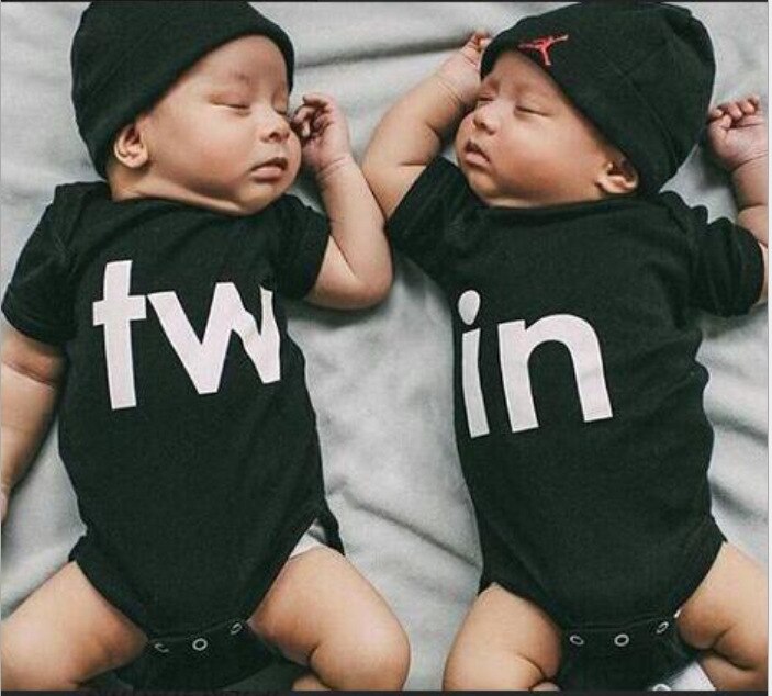 2Pcs Baby Tweeling Outfits Baby Meisjes Jongens Bodysuits Zwart Wit Brief Print Korte Mouw Pasgeboren Jongen Kleding Pasgeboren rompertjes
