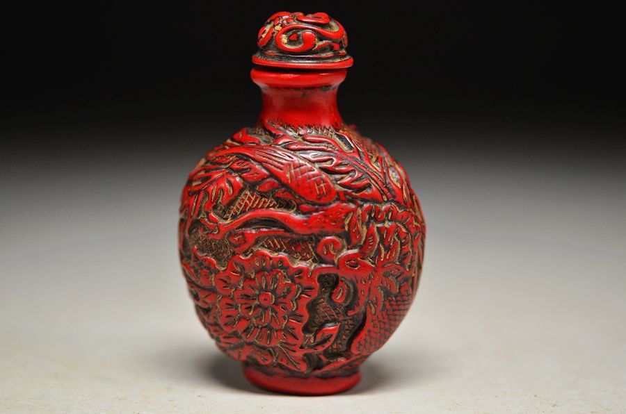DELICATE CHINESE RODE CORAL RESIN GESNEDEN PIOEN & DRAGON SNUFF FLES