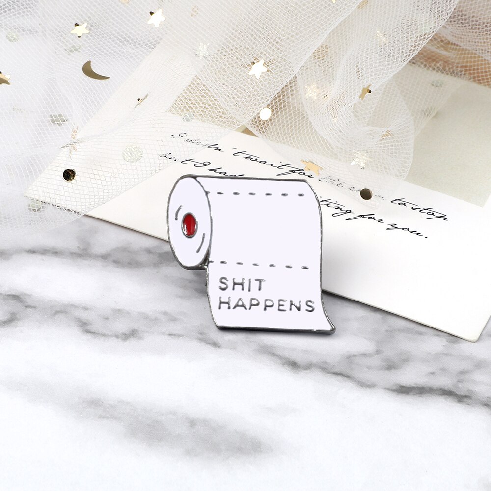 Grappig Emaille Pin Shit Gebeurt Tissue Broche Jeans Jas Revers Pin Badges Rugzak Decoratie Sieraden Cadeau Voor Vriend