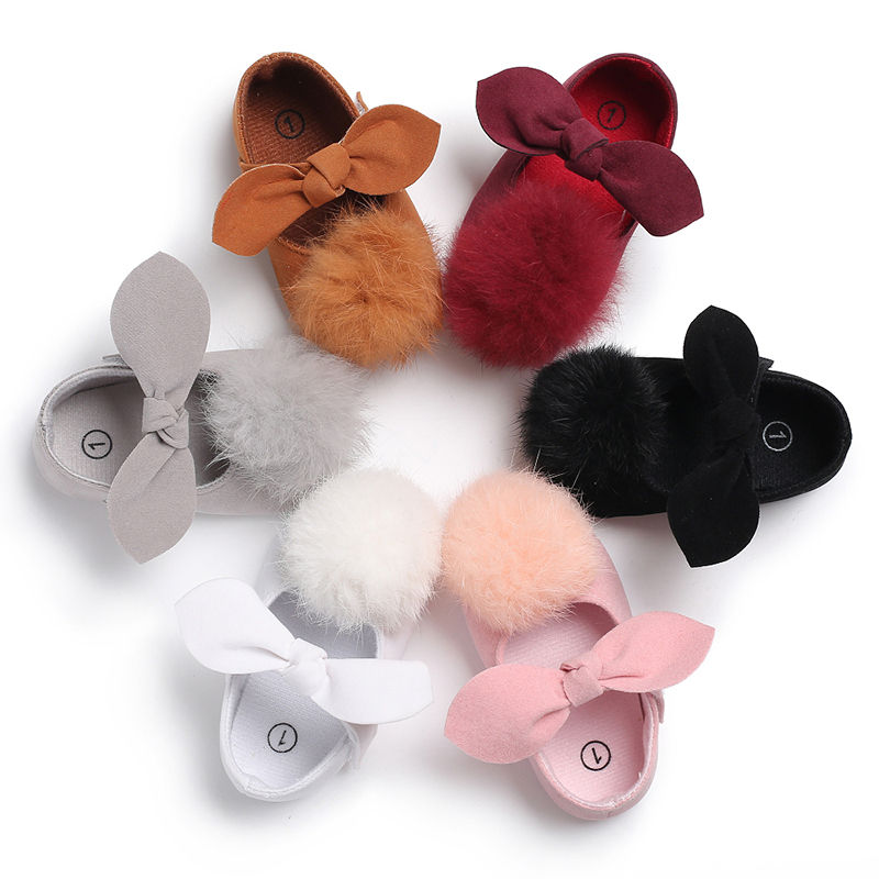 Chaussures en fourrure pour bébés filles de 0 à 18 mois, à la , semelle souple, avec pompon, pour les premiers pas,