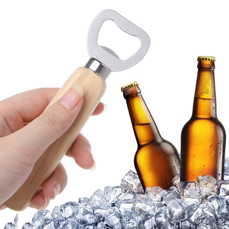 Ouvre-bouteille de barman tenu dans la main de poignée en bois pour ouvrir des boissons gazeuses de cidre de bière