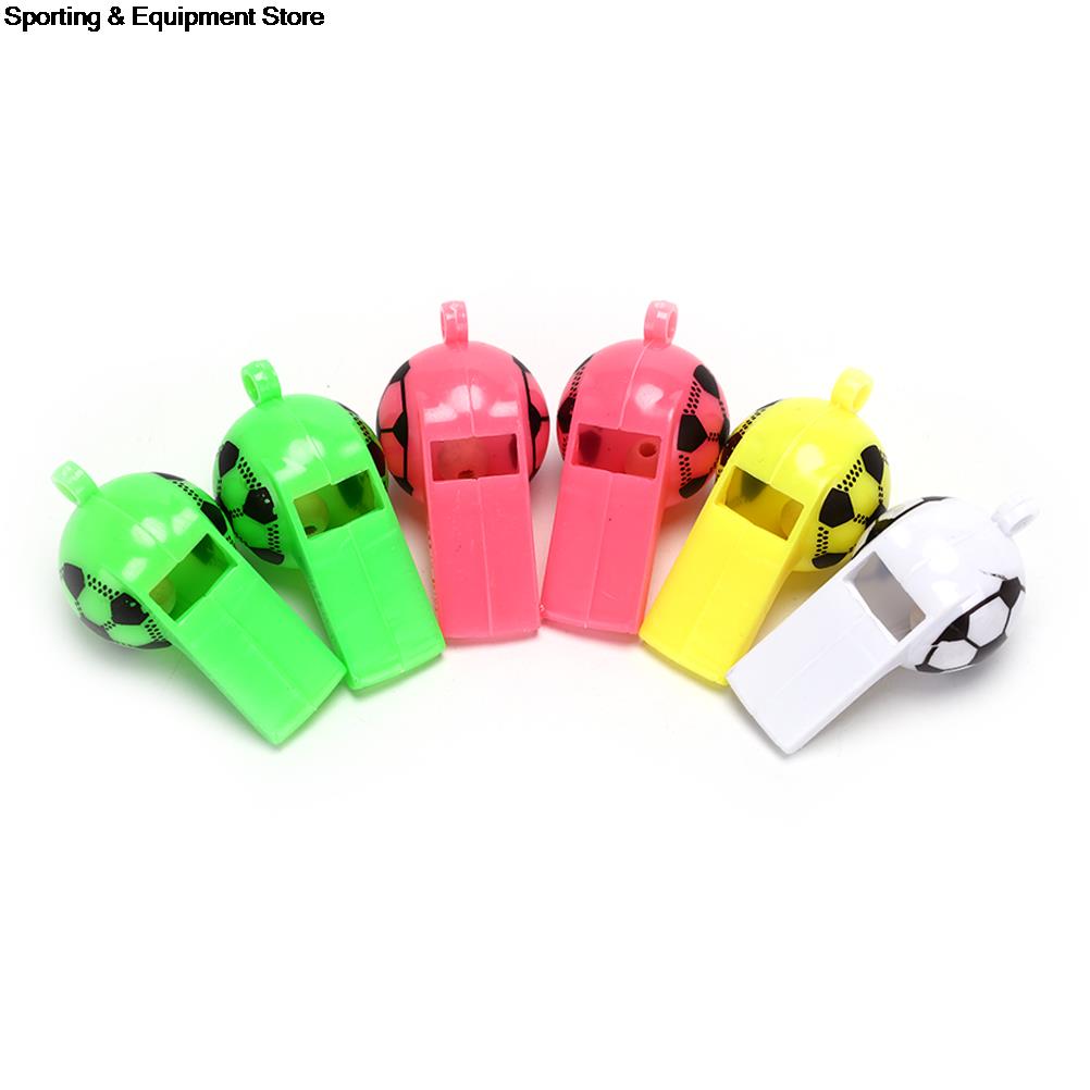 6 st / mycket plast fotboll fotboll visselpipa cheerleading leksaker visslar leksaker med rep överlevnad utomhus tillbehör 3.3*5cm