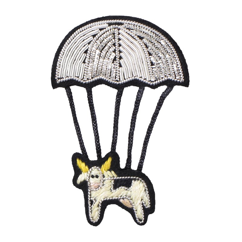 Kreative Kuh Fallschirmspringen Cartoon Brosche Nette Japanischen Abzeichen Hand Stickerei Pin Feste Kleidung Pullover Zubehör
