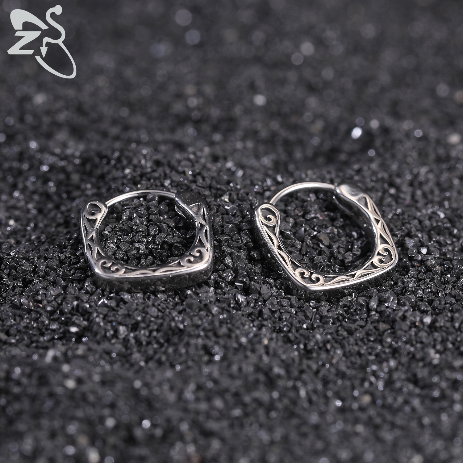 ZS 1 Pair Stainless Steel Hinged Huggie Hoop Earrings for Men and Women Punk Rock Skull Totem Round Earrings Vintage Jewelry