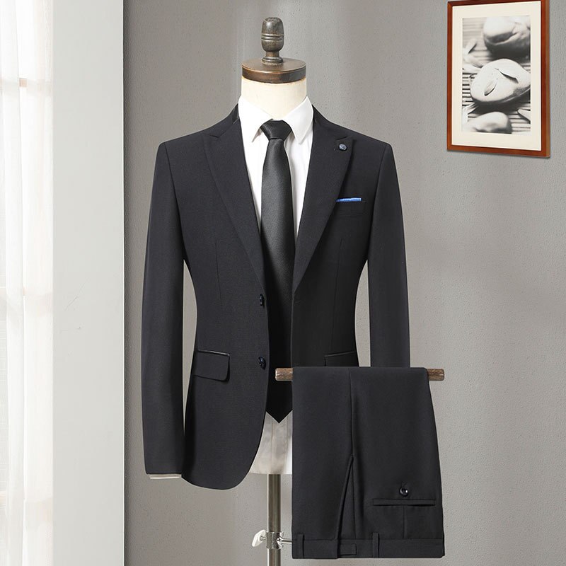 The man in the fall of pure color suits young wedding dress suit two-piece business attire work