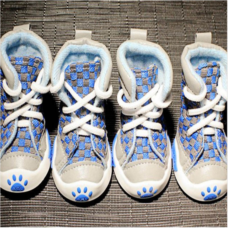 4 Stks/set Hond Schoenen Kleine Hond Puppy Laarzen Voetbal Stijl Goedkope Hond Zomer Schoenen Voor Kleine Huisdieren vier Kleuren: Blauw / L