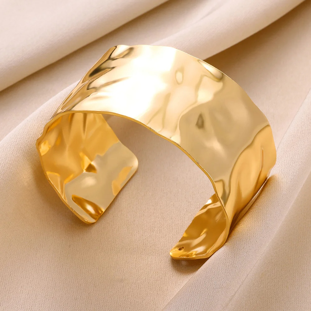 Brazalete clásico con apertura de textura arrugada para mujer, brazalete exquisito, Color dorado, adorno de mano de acero inoxidable,: Color amarillo dorado claro