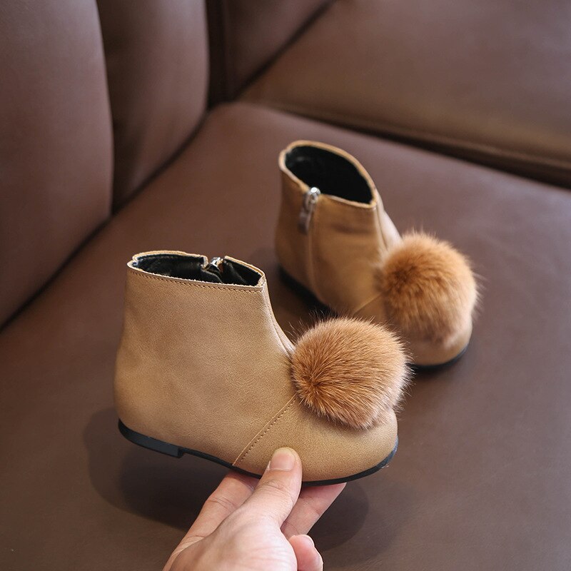 Cozullaa freundlicher herbst wildleder stiefeletten in unifarbe für babys und mädchen mit fellbommeln größe 21-30