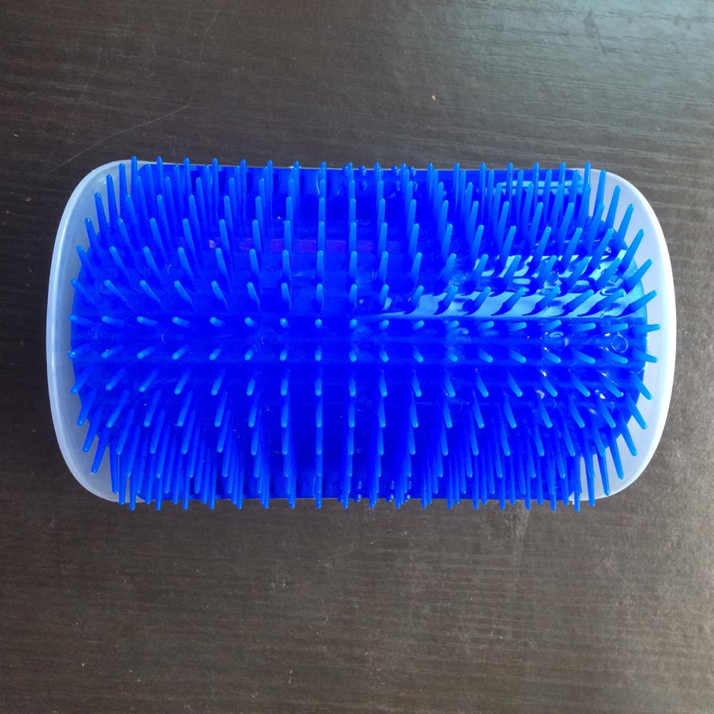 1 Pcs Corner Huisdier Borstel Kam Play Kat Speelgoed Plastic Scratch Haren Boog Massager Self Grooming Kat Scratcher: dark blue