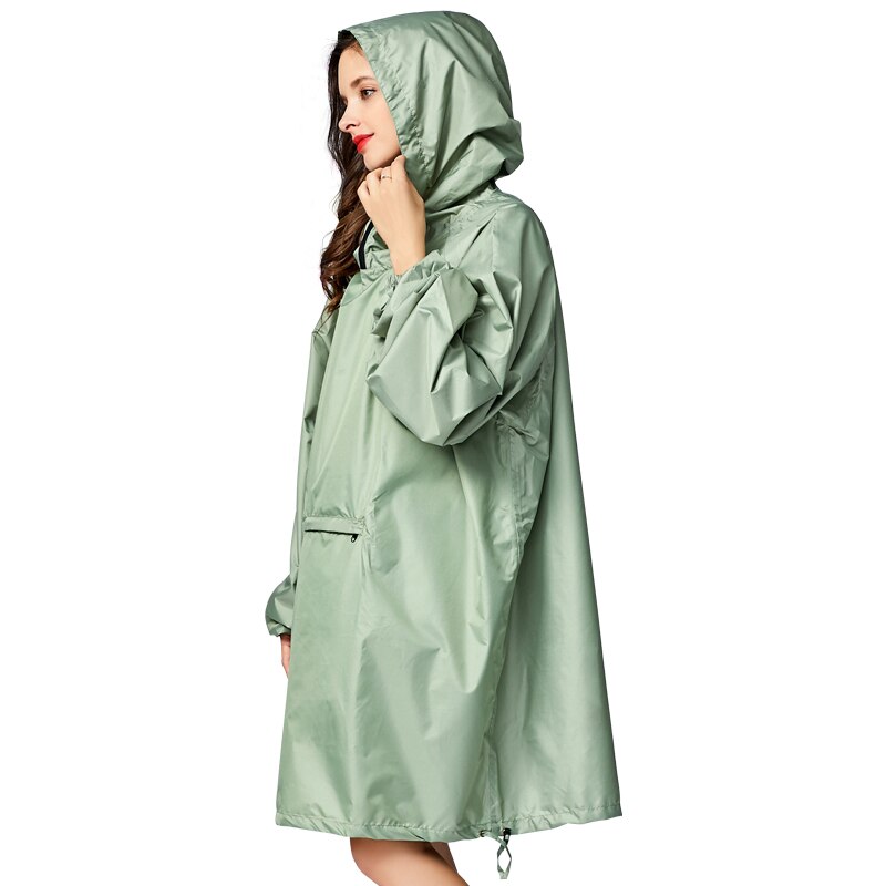 Stilfuld vandtæt regnjakke fra poncho til damer med #39 og stor lomme foran.: Grøn