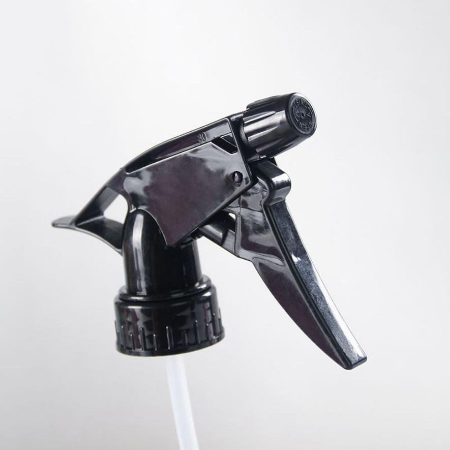 Plastic waterspuitfles bloemen schoonmaken planten water geven uk leeg gereedschap tuin