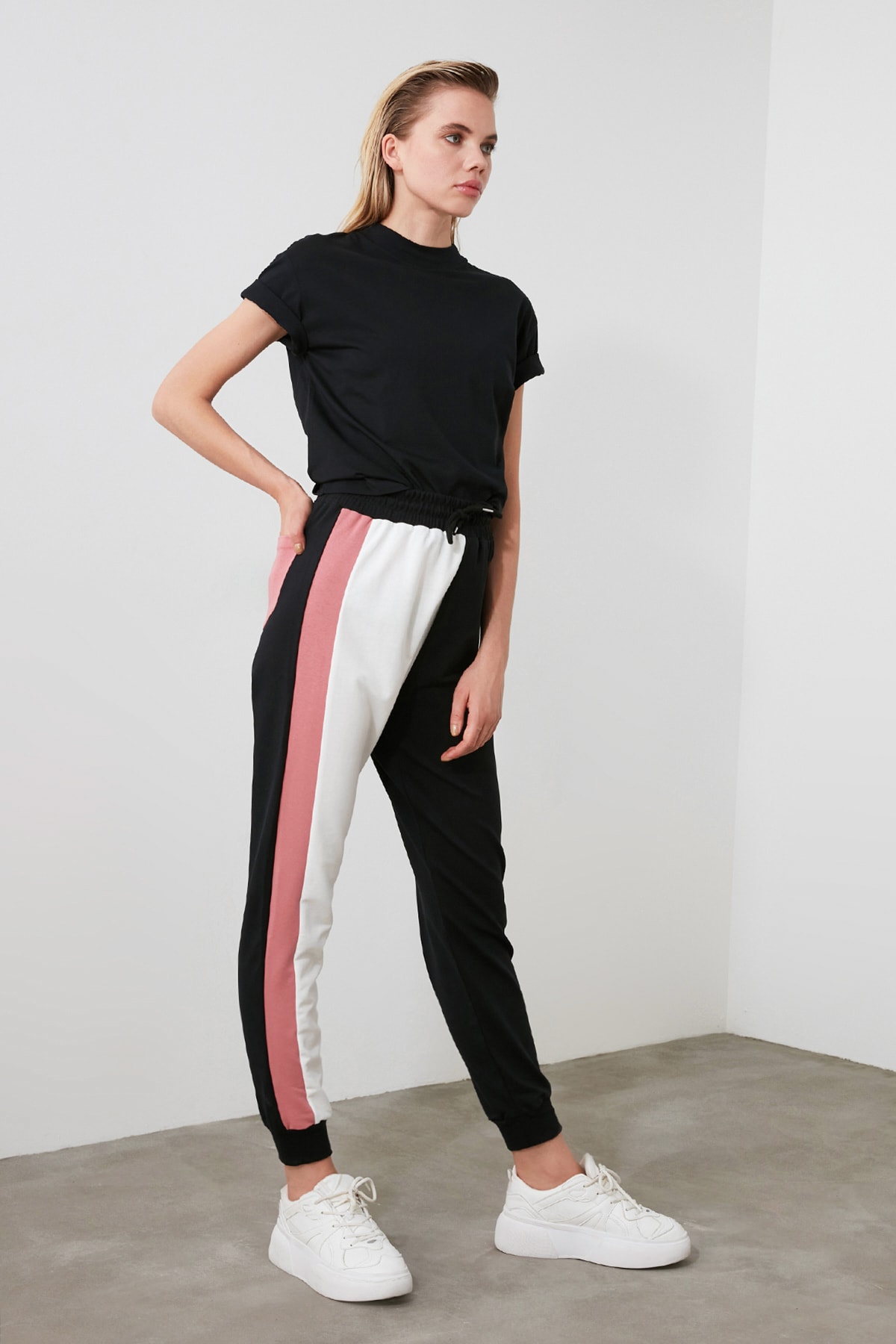 Trendyol With Color Block Knit Sweatpants TWOSS20EA0020