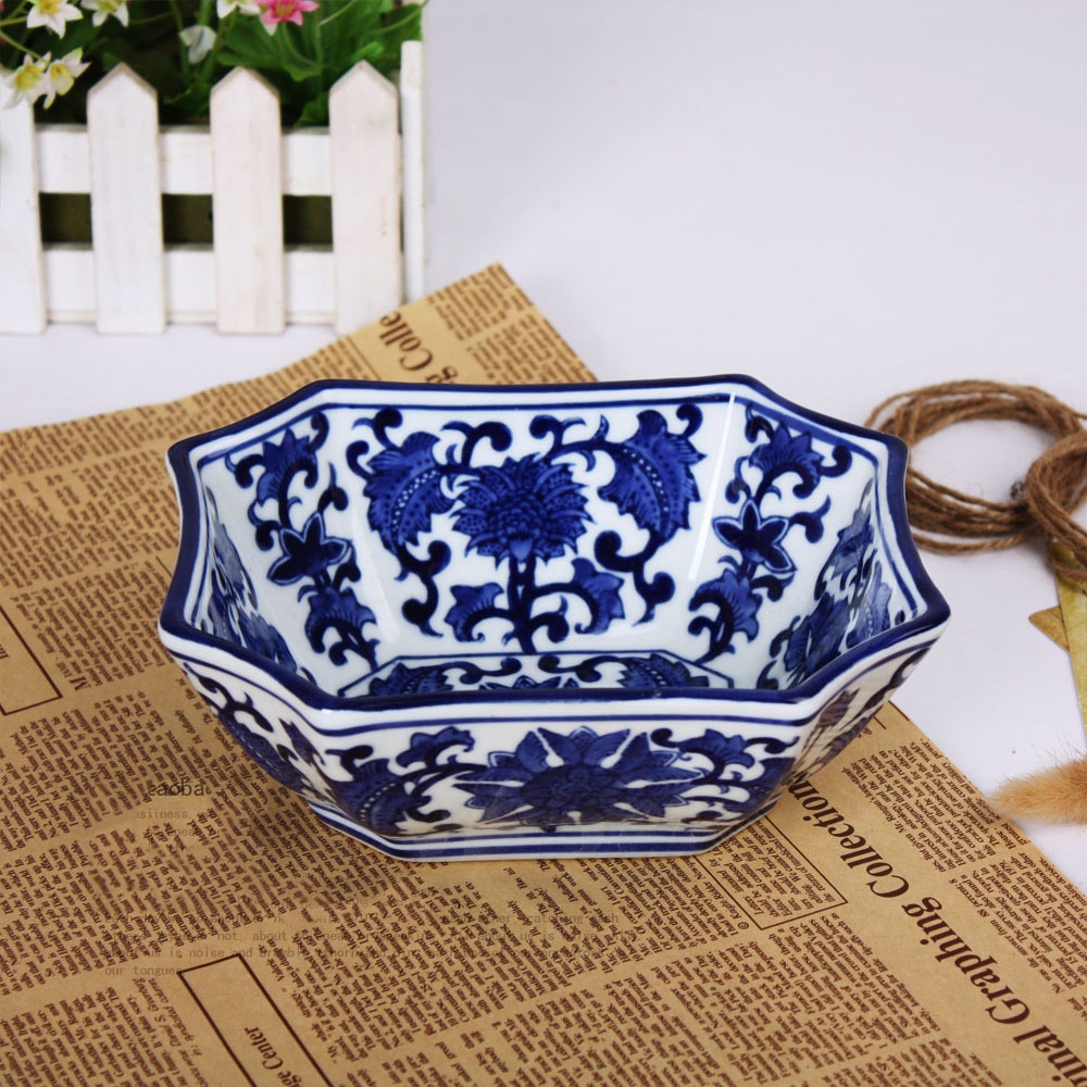 Europæisk tørfrugtbakke blå og hvid glasur og malet uregelmæssig form keramisk fritteplade