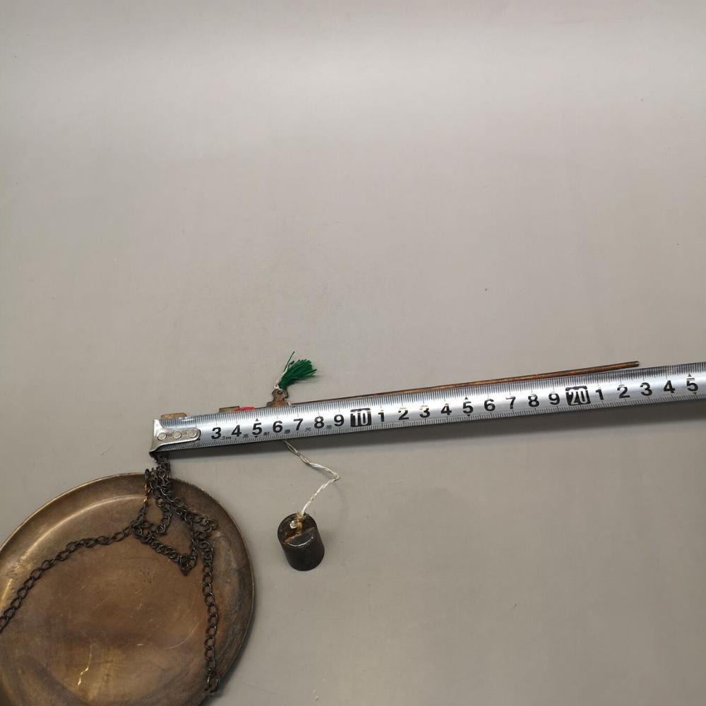 Antieke koperen weegschaal, traditionele chinese geneeskunde, klein handweegschaaltje, ornament