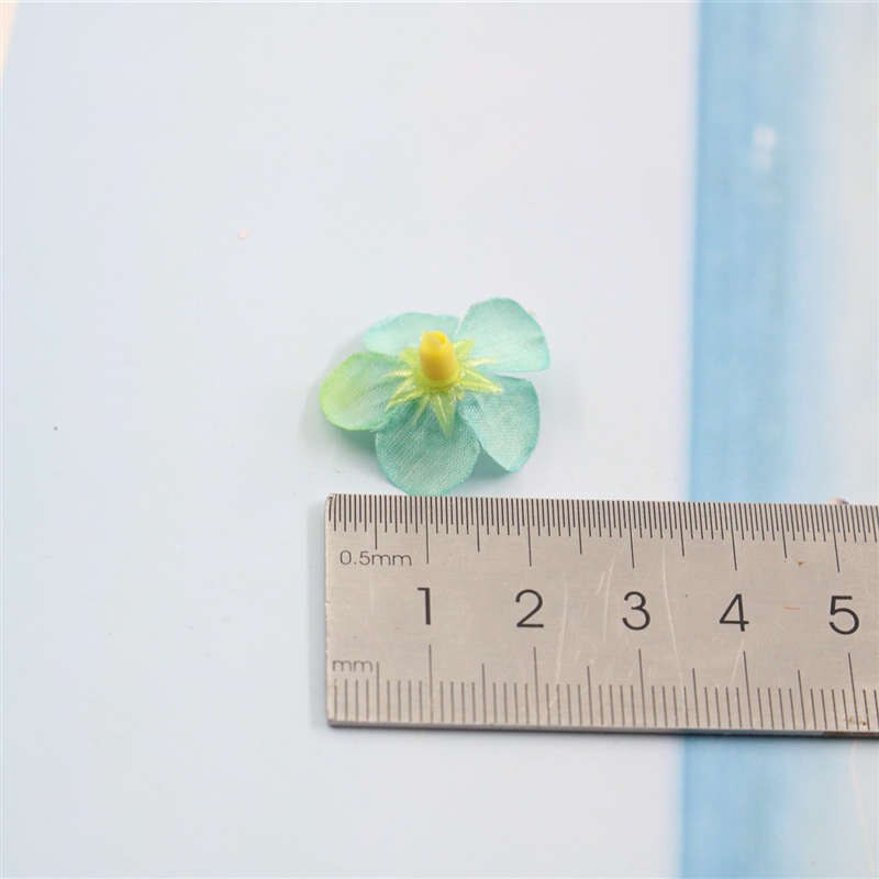 50 stuks 2cm veelkleurige madeliefjeshoofdjes mini zijden kunstbloemen voor kransen, scrapbooks, decoratie voor thuis en bruiloften