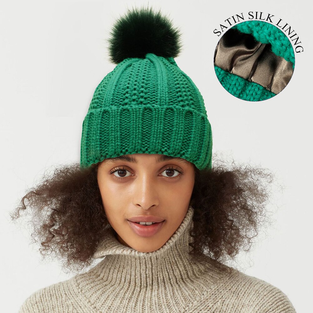 Gorros de satén con forro de seda para mujer, gorros de punto con pompón de piel sintética, para invierno