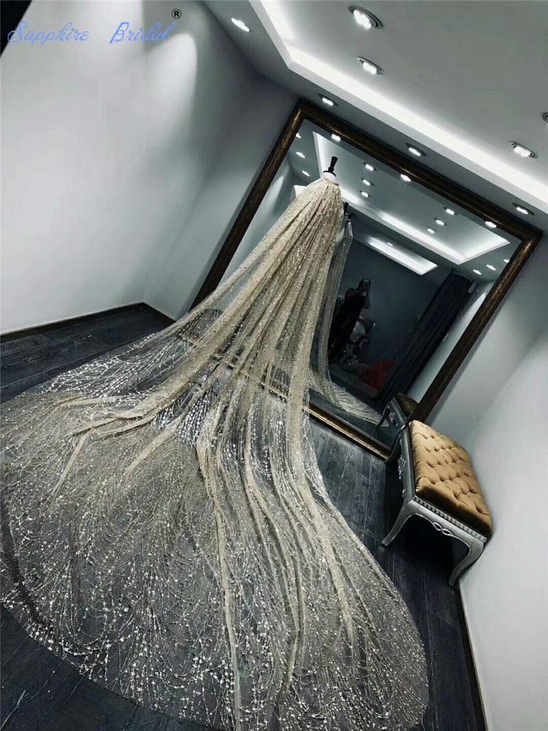 Saffier bruidsfoto's gouden sluier bling bling kant glanzende lange kathedraallengte bruidssluier luxe bruidssluier